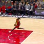 NBA – Top 10 : DeAndre Bembry régale avec un 360 !