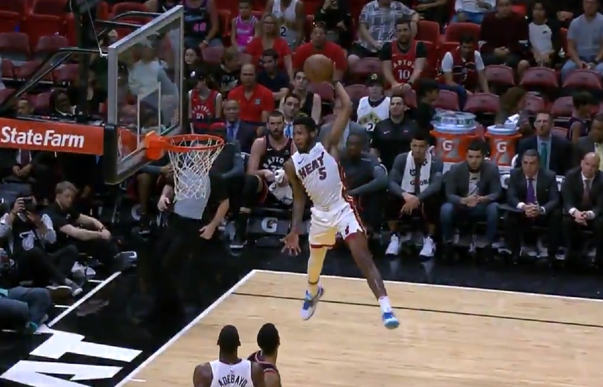 Derrick Jones Jr s'envole pour le dunk de l'année