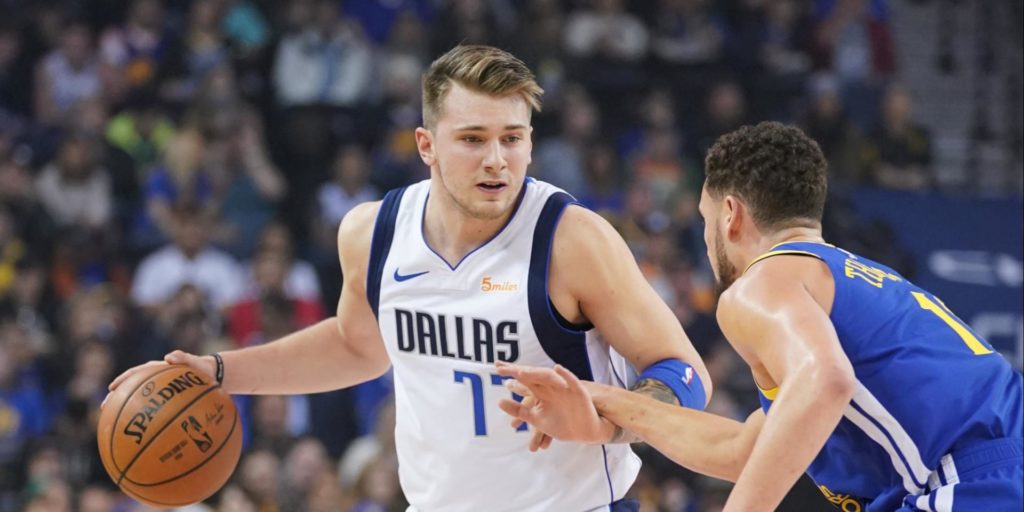 Klay Thompson défend sur Luka Doncic