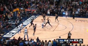 NBA – L’énorme poster de Luka Doncic sur deux joueurs des Nuggets !