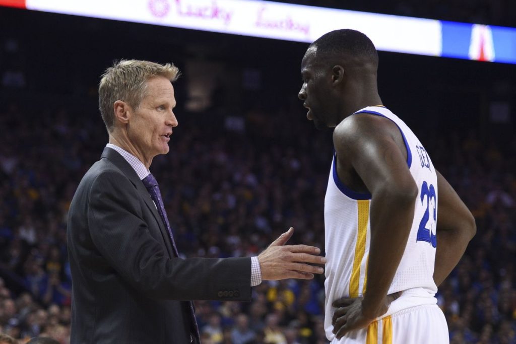 Steve Kerr et Draymond Green en pleine discussion