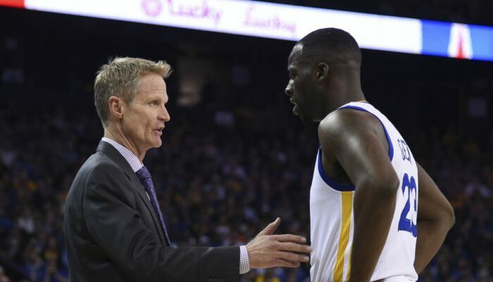 Steve Kerr et Draymond Green en pleine discussion