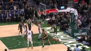 NBA – Giannis et Ben Simmons s’échangent des posters en plein money-time !
