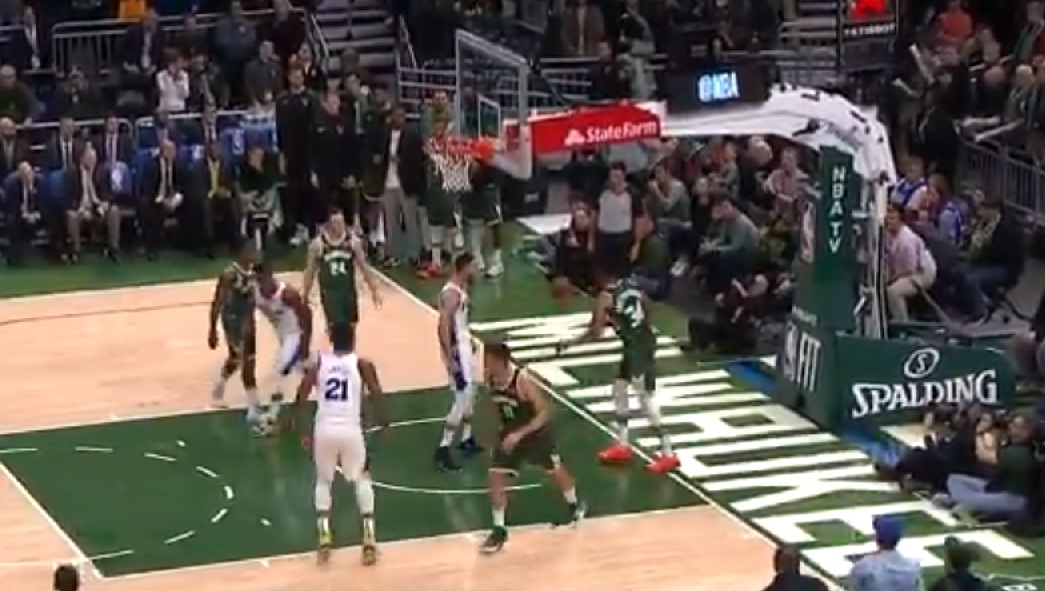 Ben Simmons dunk sur Giannis Antetokounmpo