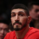 NBA – Enes Kanter pris à partie en dehors d’une mosquée