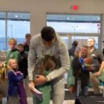 NBA – Une petite fille en larmes dans les bras de Giannis Antetokounmpo
