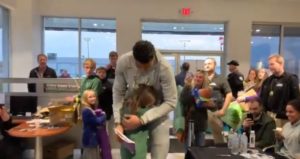 NBA – Une petite fille en larmes dans les bras de Giannis Antetokounmpo
