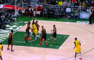 NBA – Top 10 : Giannis écrase deux joueurs des Cavs !