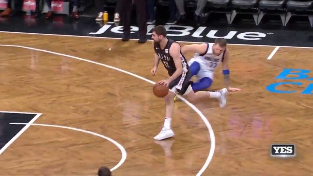 Joe Harris envoie Luka Doncic au sol