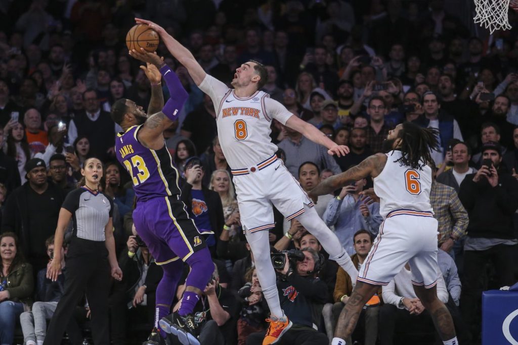 Mario Hezonja contre LeBron James