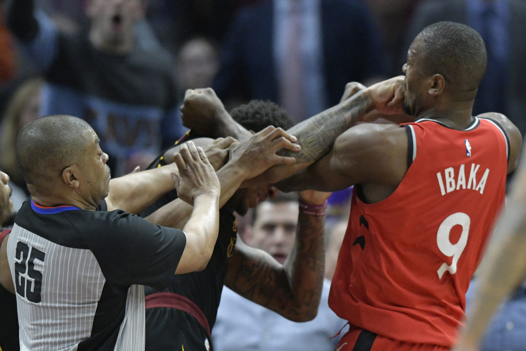 Serge Ibaka se bat avec Marquese Chriss