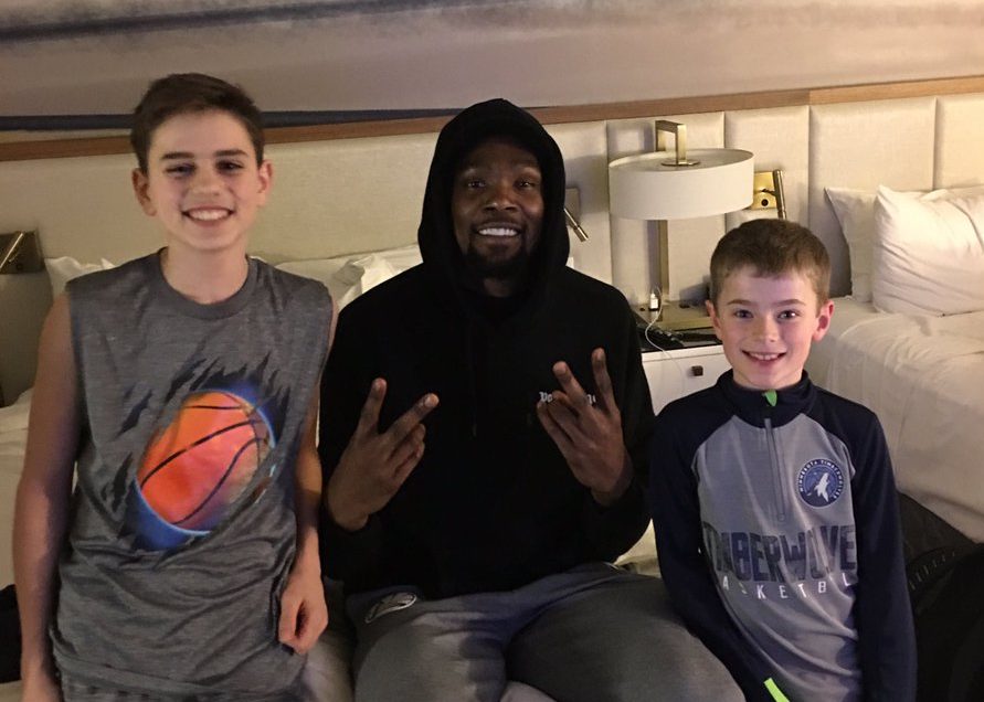 Kevin Durant surprend des fans