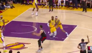 NBA – Kyle Kuzma pousse sèchement LeBron en défense