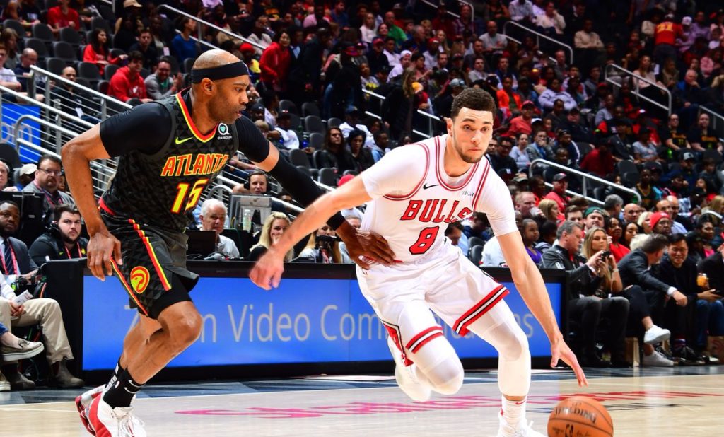 Zach Lavine et Vince Carter pendant un match fou entre Bulls et Hawks