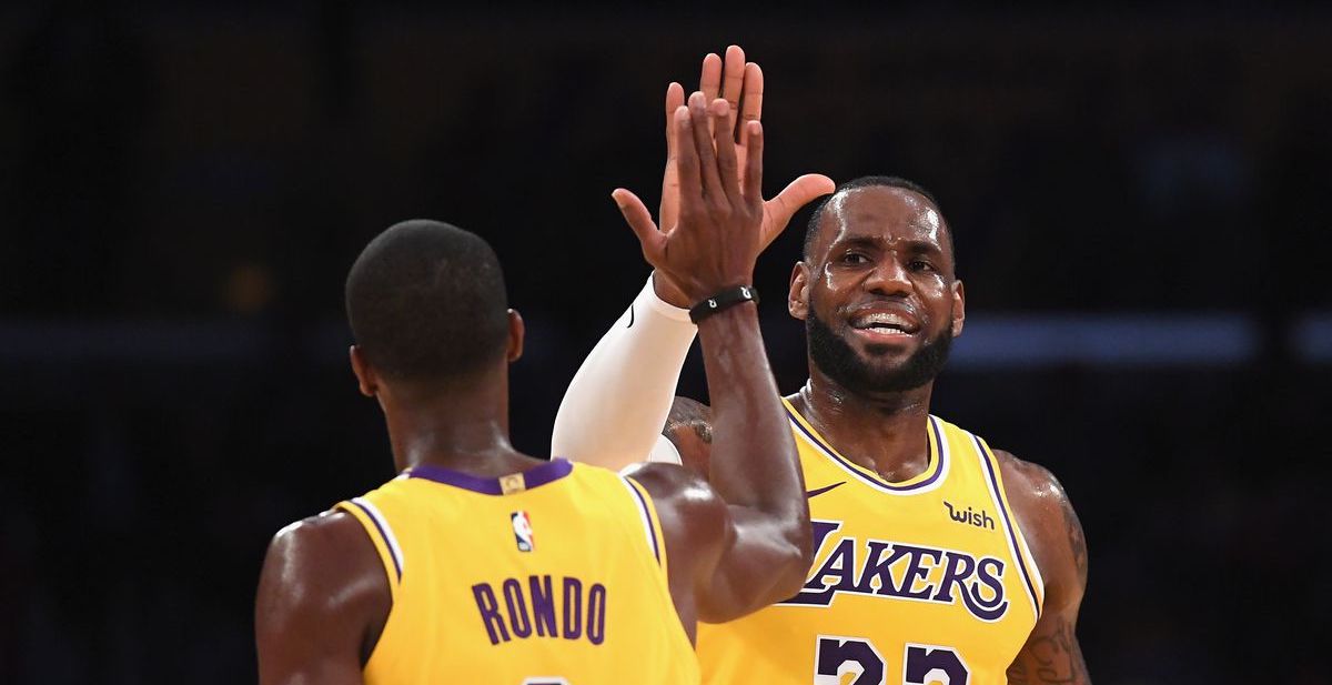 Rajon Rondo félicite LeBron James des Lakers