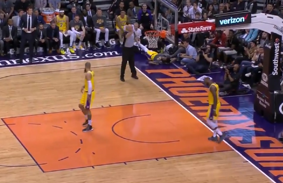 LeBron James commet un étrange turnover face aux Suns