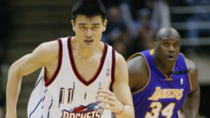 NBA – La première rencontre musclée entre Shaq et Yao Ming