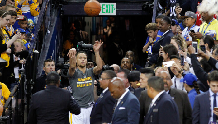 Stephen Curry a marqué un shoot du tunnel sur son premier essai