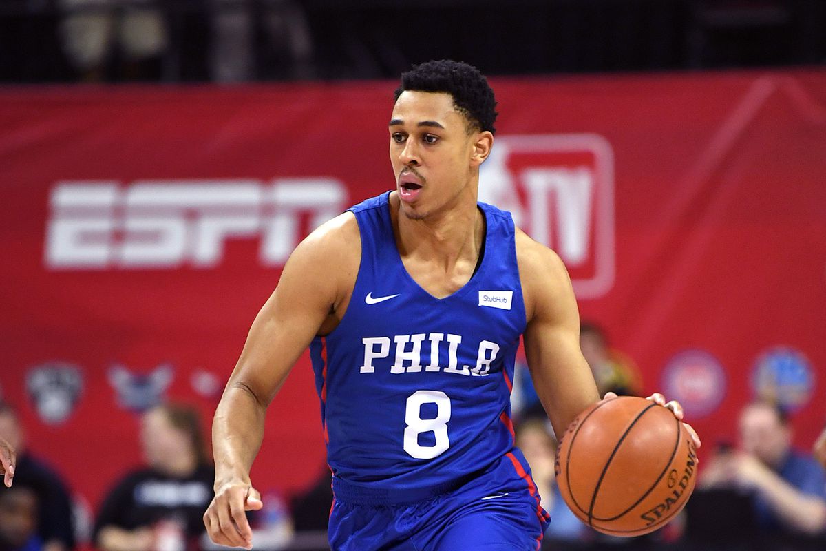 NBA Zhaire Smith marque son premier panier, les Sixers le bizutent