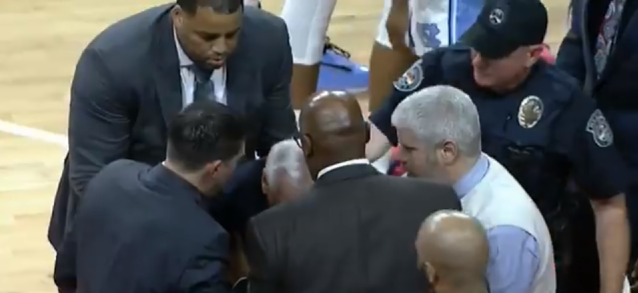 Roy Williams s'écroule pendant un match entre NC et Clemson