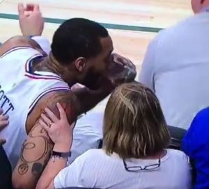 NBA – Quand Mike Scott boit dans le verre d&rsquo;une fan en plein match