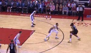 NBA – Ben Simmons contre le step-back de James Harden