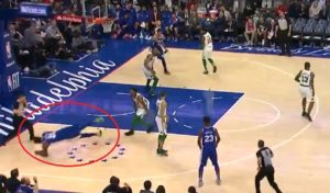 NBA – Marcus Smart éjecté après avoir envoyé Joel Embiid à terre !