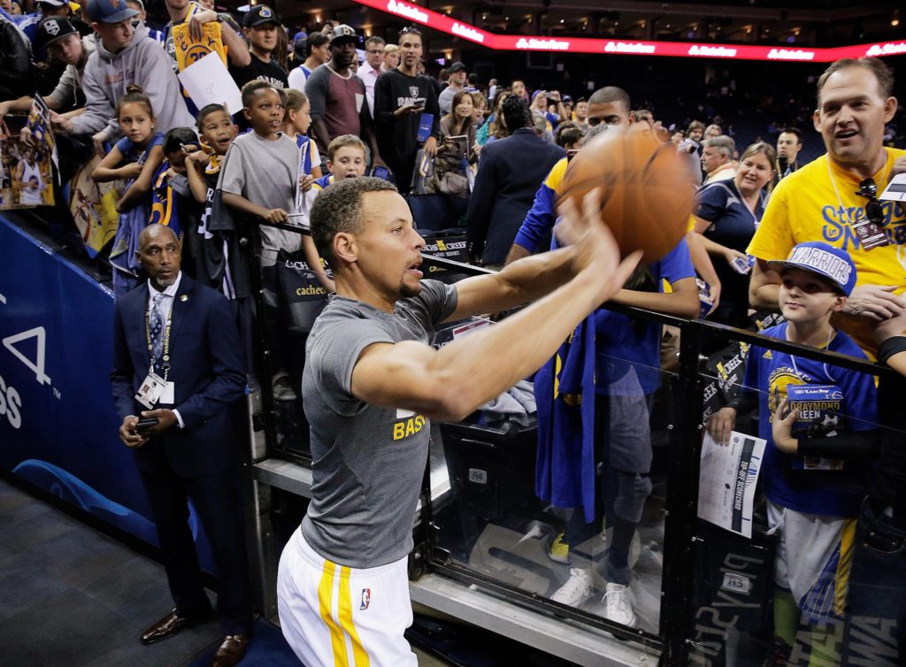 Steph Curry des Warriors shoote du tunnel