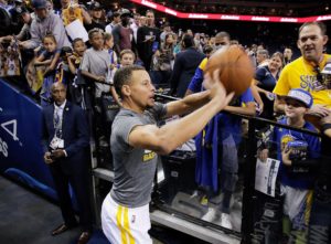 NBA – Steph Curry va mettre fin à son fameux shoot du tunnel