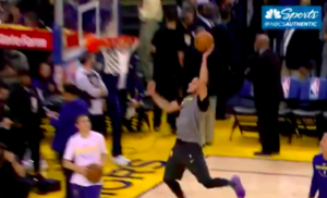 NBA – Le dunk main gauche de Steph à l&rsquo;échauffement !