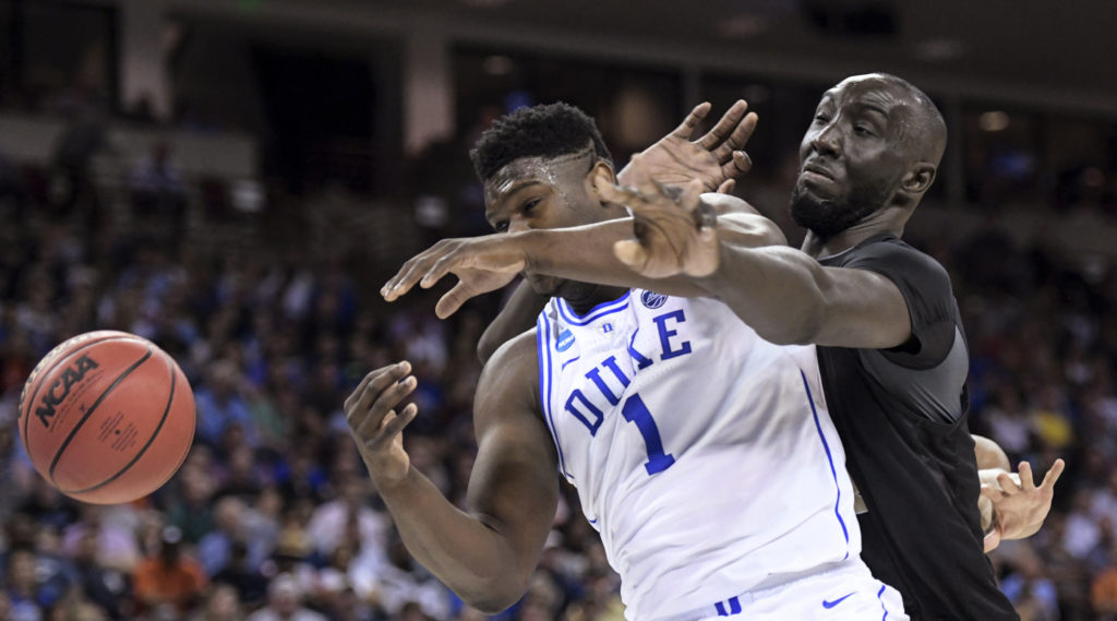 Tacko Fall face à Zion Williamson