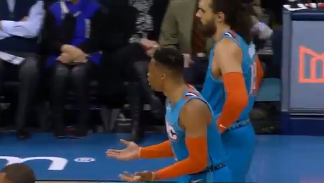 Russell Westbrook prend une technique pour s'être parlé tout seul