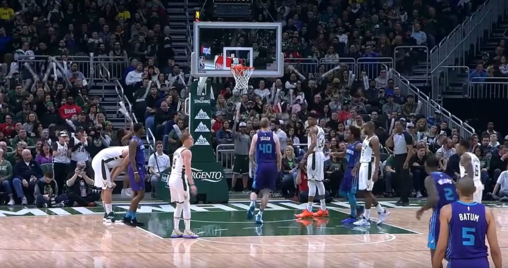 NBA Le panier WTF de Cody Zeller face à Giannis