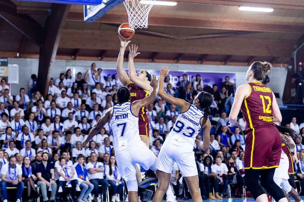 Kseniia Tikhonenko monte au layup face à Diandra Tchatchouang et Endy Miyem, en finale d'EuroCup