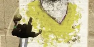 NBA – Un homme peint un portrait géant de LeBron James… en dribblant !