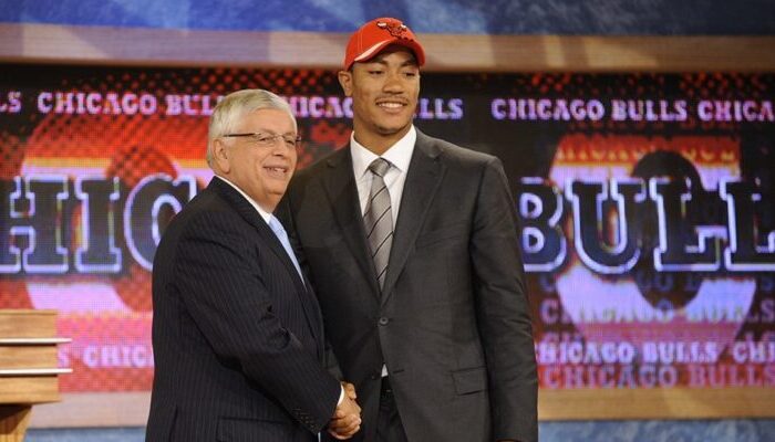 Dans le documentaire sur Derrick Rose, il est révélé que les Bulls auraient pu ne pas le sélectionner à la draft 2008