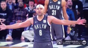 NBA – Jared Dudley défie Ben Simmons en plein match !