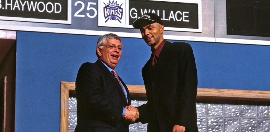 Tony Parker et David Stern lors de la draft 2001