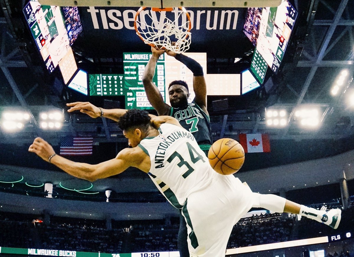 Jaylen Brown met Giannis sur un poster