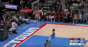 NBA – Chute effrayante pour Corey Brewer après un gros dunk