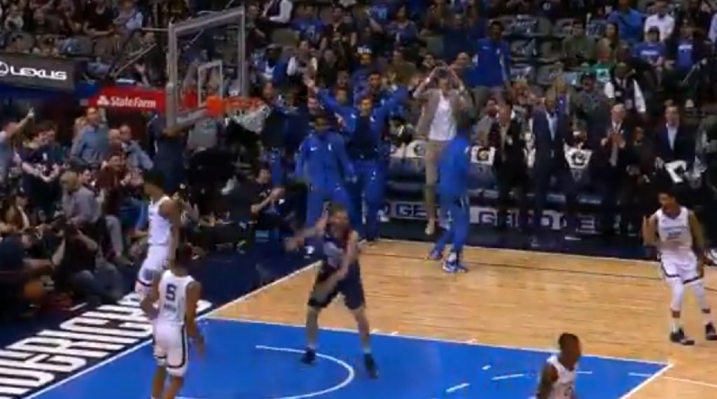 Dirk Nowitzki dunk pour Dallas !