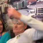 NBA – Steve Kerr floppe sur une journaliste et demande la faute