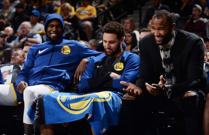 Kevin Durant, Klay Thompson et DeMarcus Cousins sur le banc des Warriors