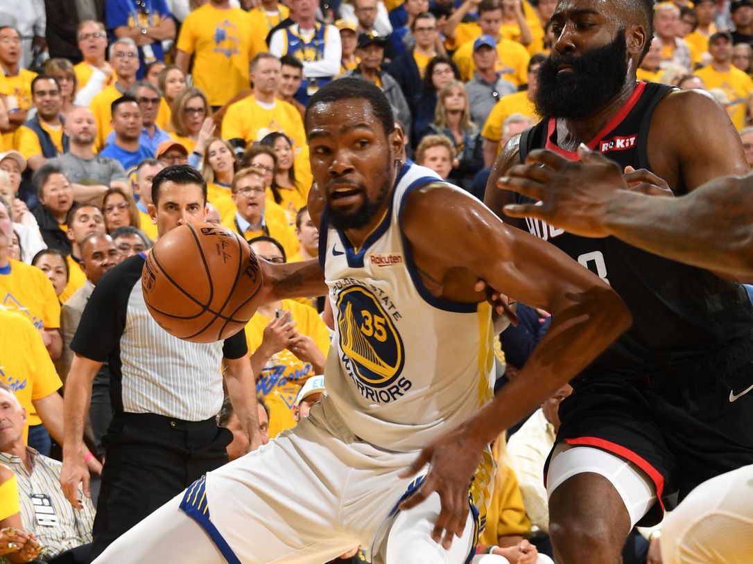 Kevin Durant défendu par James Harden