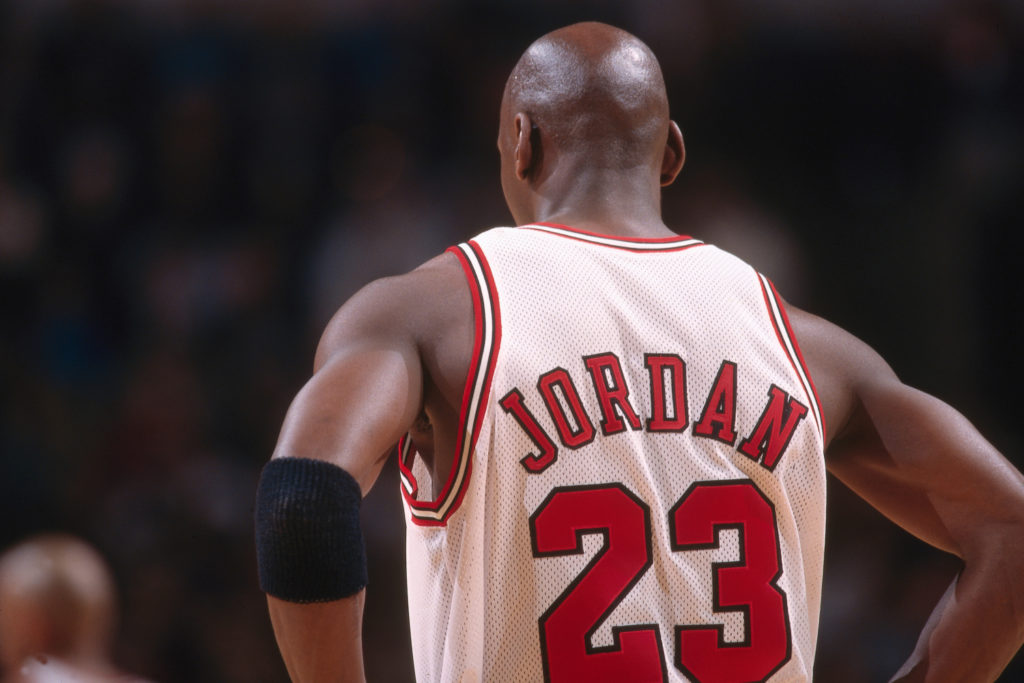 Michael Jordan de dos sous le maillot des Bulls