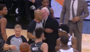 NBA – Gregg Popovich pète un câble et se fait sortir !