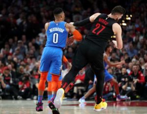 NBA – Jusuf Nurkic tacle Russell Westbrook