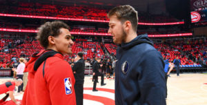 NBA – Trae Young prend feu et rejoint Luka Doncic dans l’histoire !