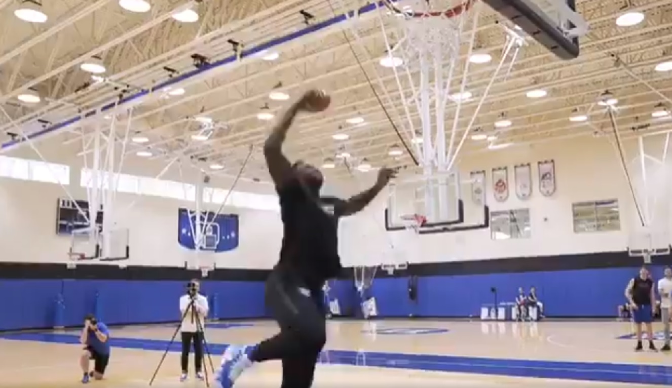 Zion dunk pour révéler le sexe d'un enfant