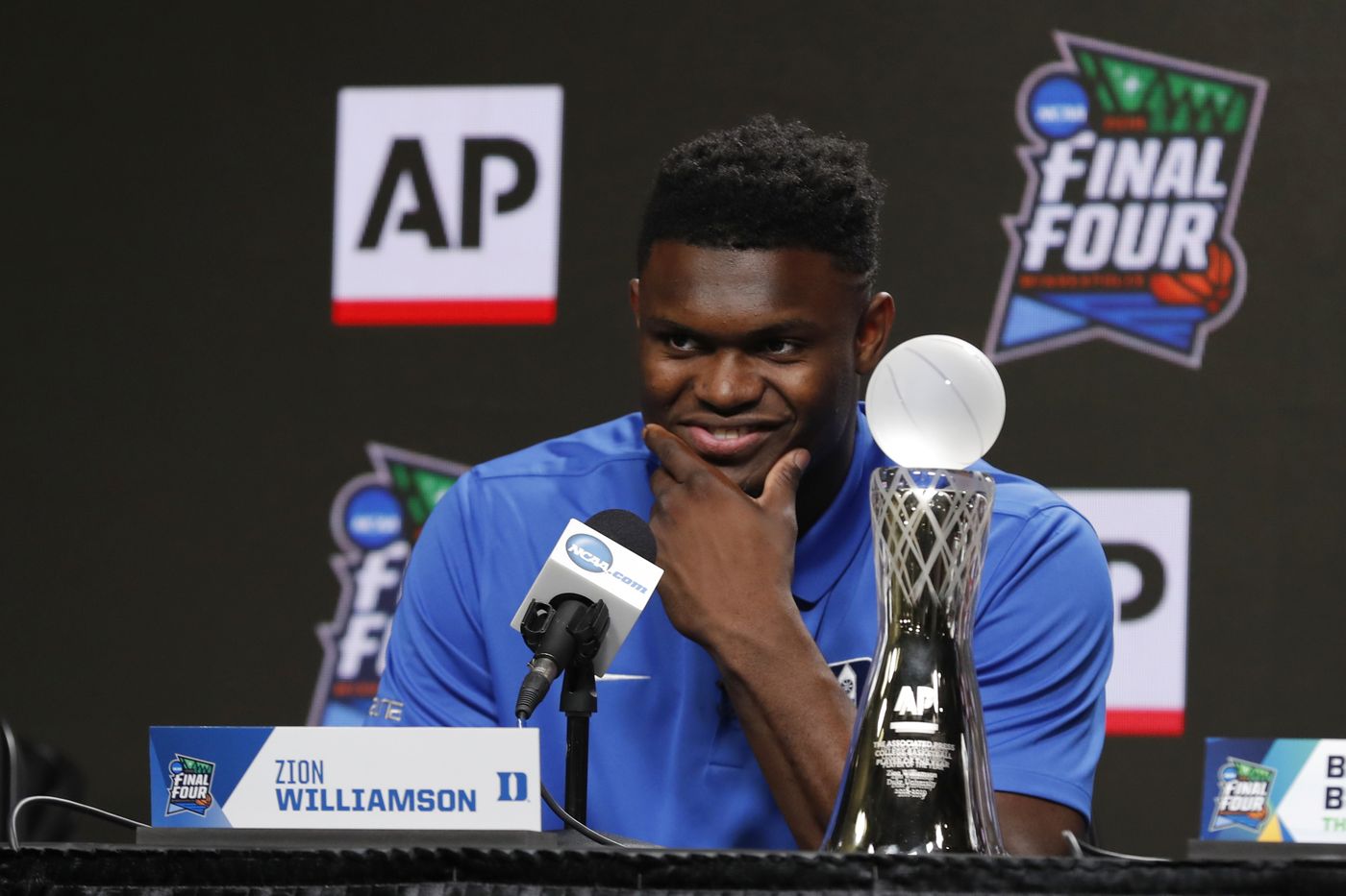 Zion Williamson, amusé, en conférence de presse.